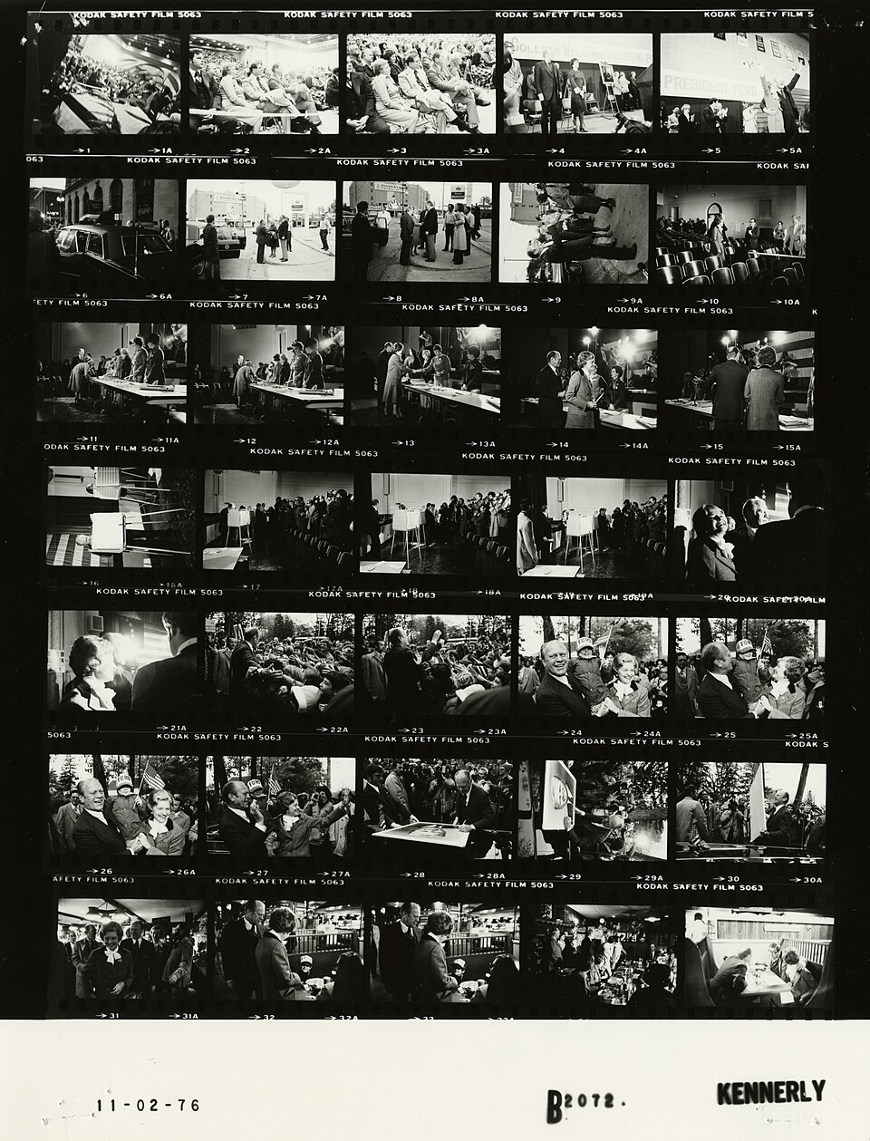 The photo contact sheet, identified as B2072 by the White House Photographic Office (WHPO), is house