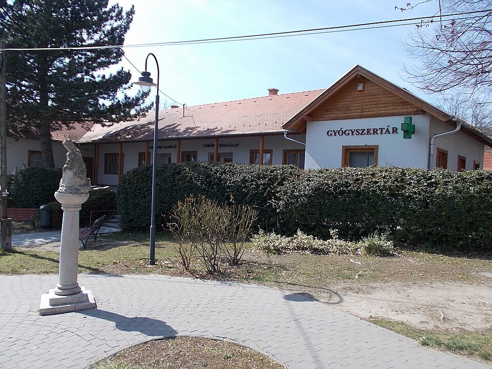On left astatue of Elizabeth of Hungary /German: Heilige Elisabeth von Thüringen/ by György Markolt 