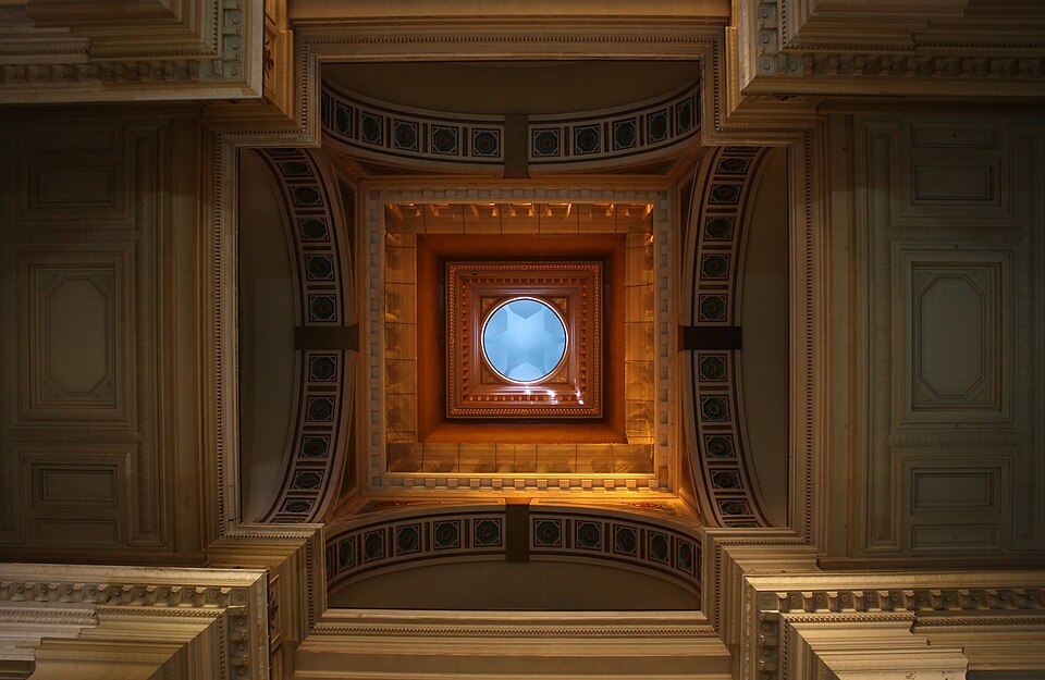 Coupole du Palais de justice de Bruxelles vue depuis le grand hall d'entrée.