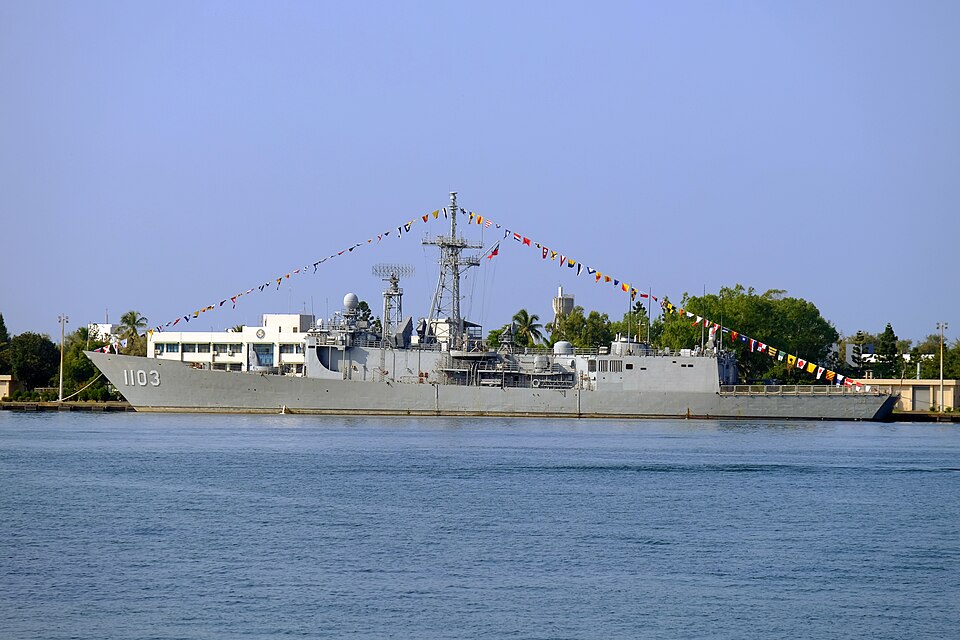 ​拉起全艦飾、停泊於左營軍港西碼頭的成功級巡防艦鄭和（PFG2-1103），攝於2014年左營軍港營區開放活動。後方白色建物為海軍一二四艦隊部。